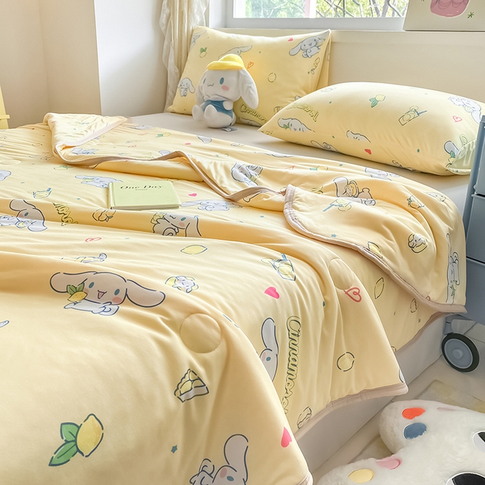 91家纺网 家纺一手货源 找家纺 桃子家居 2024新款A类三丽鸥正版授权高品质牛奶丝软糯针织棉夏被系列 针织棉三丽鸥-柠檬玉桂狗