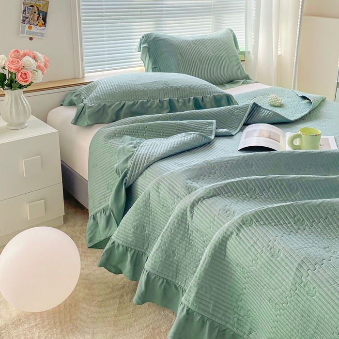 91家纺网 家纺一手货源 找家纺 胜权家纺 2024新款A类60S天丝夹棉绣花床盖三件套 静待花开--浅豆绿