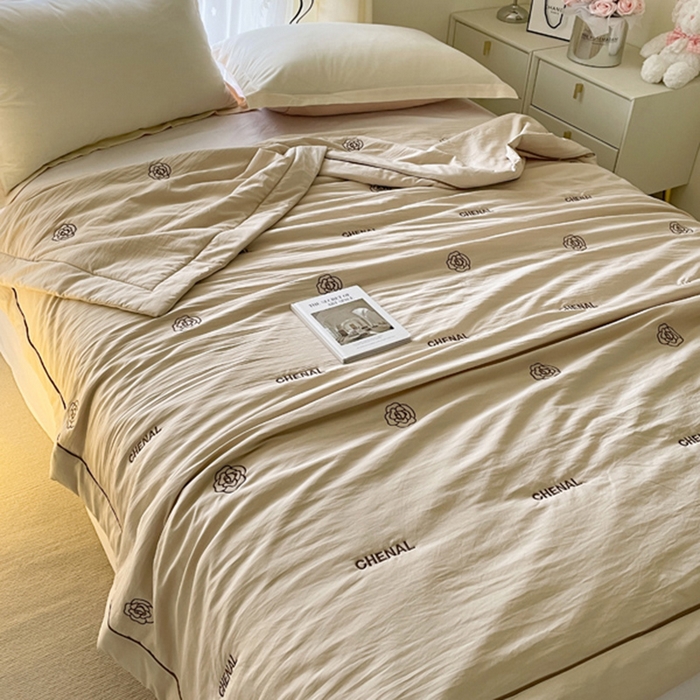 91家纺网 家纺一手货源 找家纺 被靠被2024新款锦丝缎空调夏被-山茶花 岚烟黄