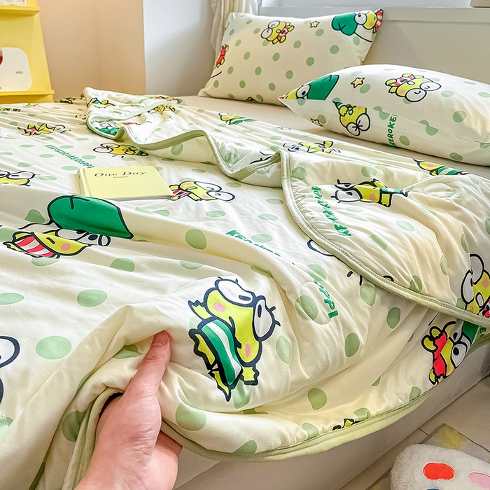 91家纺网 家纺一手货源 找家纺 金爱家 2024新款A类三丽鸥正版授权高品质牛奶丝软糯针织棉夏被系列 针织棉三丽鸥-绿绿大眼蛙