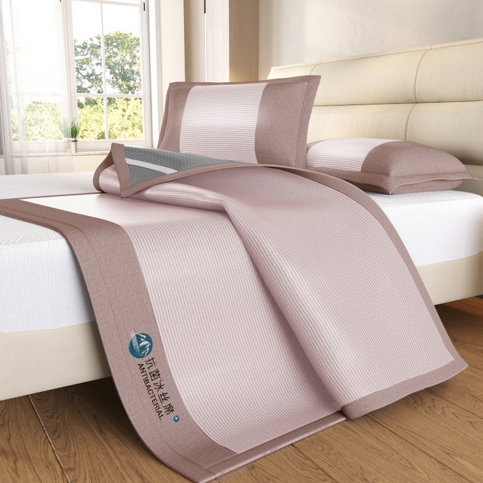 91家纺网 家纺一手货源 找家纺 爱宝被业 2025新款冰丝凉席刺绣款 粉