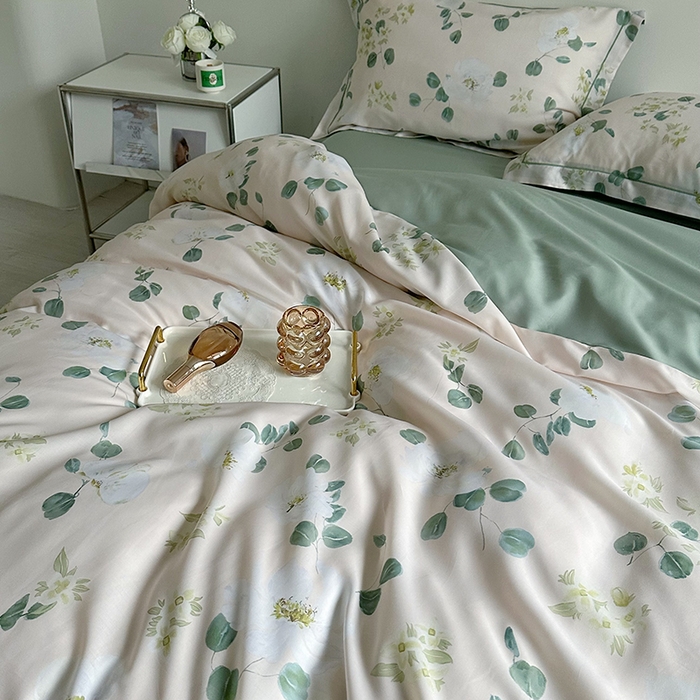 91家纺网 家纺一手货源 找家纺 氧家 2025新款莱赛尔天丝数码印花四件套宽边断角工艺（礼盒装）伊美莎粉