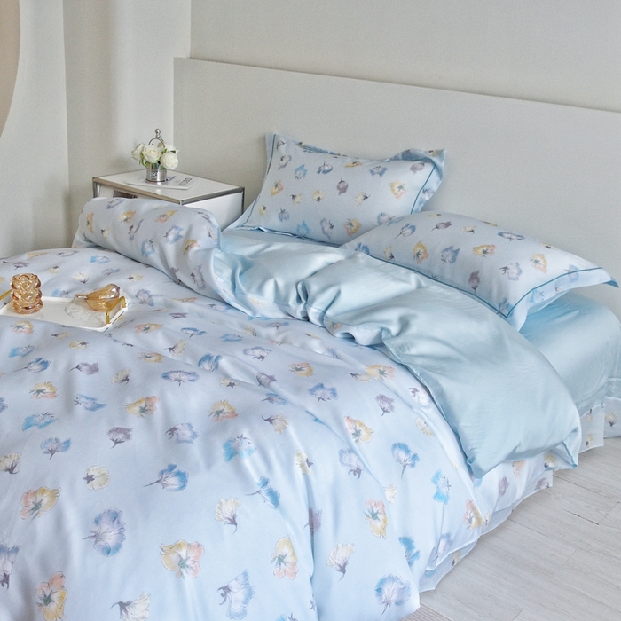 91家纺网 家纺一手货源 找家纺 氧家 2025新款莱赛尔天丝数码印花四件套宽边断角工艺（礼盒装）香微蓝