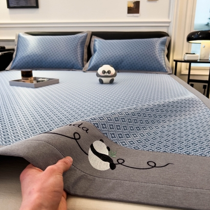 91家纺网 家纺一手货源 找家纺 （总）孩子王家纺 2024新款简格刺绣熊猫款系列冰丝凉席