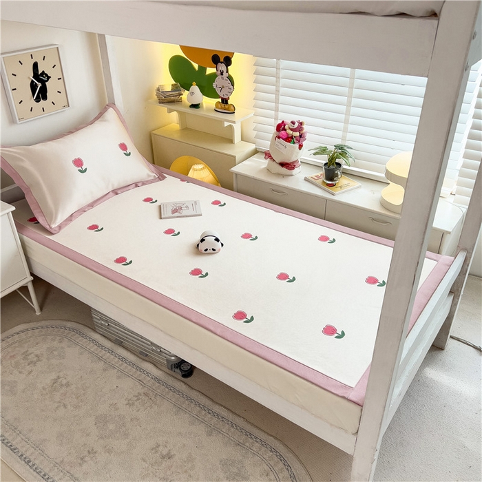 91家纺网 家纺一手货源 找家纺 孩子王家纺 2024新款凉感卡通冰丝席-学生款 粉嫩小郁金