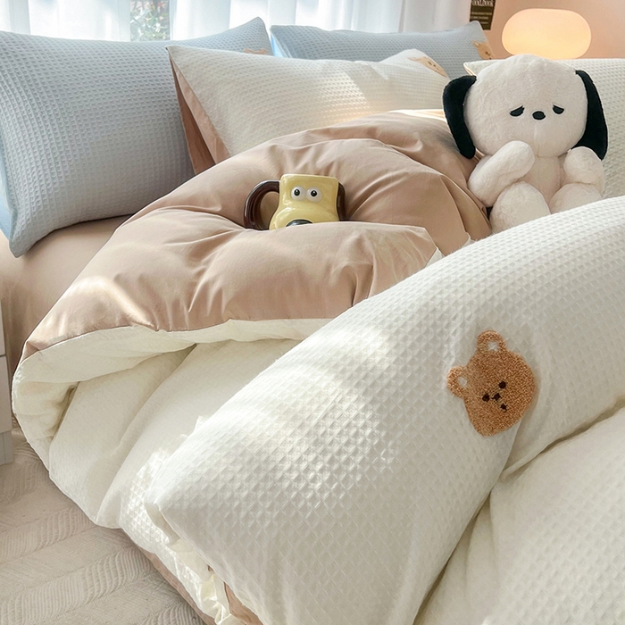 91家纺网 家纺一手货源 找家纺 慕尚 2025新款全棉华夫格毛巾绣四件套 华夫格小熊仔白咖