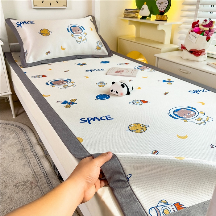 91家纺网 家纺一手货源 找家纺 孩子王家纺 2024新款凉感卡通冰丝席-学生款 遨游宇航熊