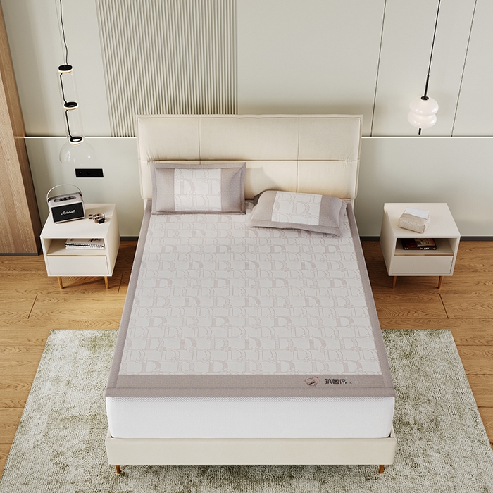 91家纺网 家纺一手货源 找家纺 爱宝被业 2024新款冰丝凉席提花刺绣字母款 灰