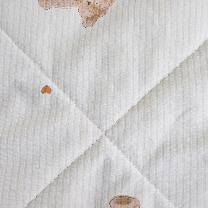 91家纺网 家纺一手货源 找家纺 梦柏家纺 2024新款亲肤泡泡棉夹棉床盖夏被四件套 条纹熊