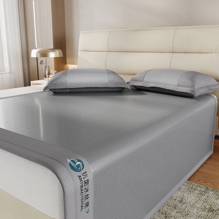 91家纺网 家纺一手货源 找家纺 爱宝被业 2025新款冰丝凉席刺绣款 灰色