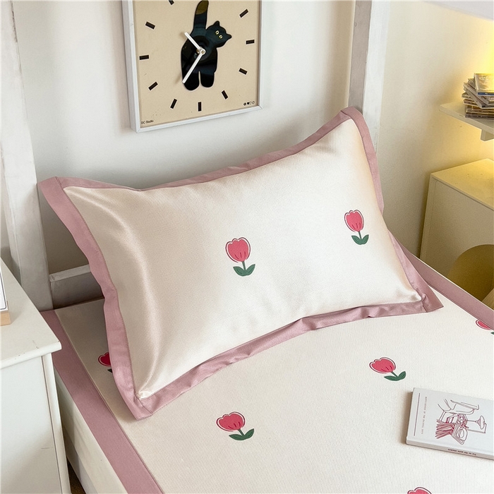 91家纺网 家纺一手货源 找家纺 孩子王家纺 2024新款凉感卡通冰丝席-学生款 粉嫩小郁金