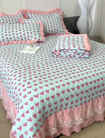 91家纺网 家纺一手货源 找家纺 梦柏家纺 2024新款亲肤泡泡棉夹棉床盖夏被四件套 甜心-兰