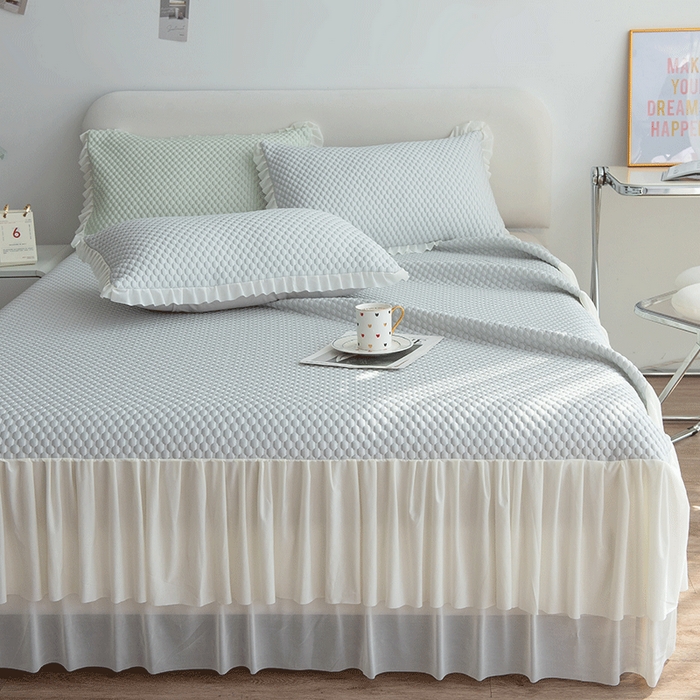 91家纺网 家纺一手货源 找家纺 青雅席业 2025新款蕾丝花边床单款凉豆豆快速冰感凉席三件套 豆豆灰