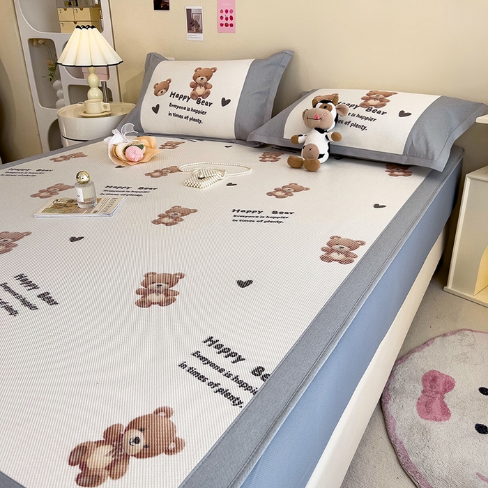 91家纺网 家纺一手货源 找家纺 全季家居 2024新款A类抗菌数码印花冰藤席三件套 床笠款-爱心熊