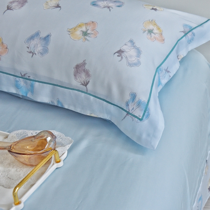 91家纺网 家纺一手货源 找家纺 氧家 2025新款莱赛尔天丝数码印花四件套宽边断角工艺（礼盒装）香微蓝