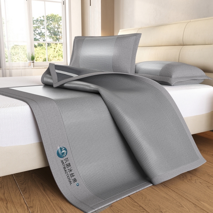 91家纺网 家纺一手货源 找家纺 爱宝被业 2025新款冰丝凉席刺绣款 灰色