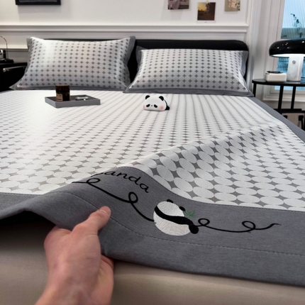 91家纺网 家纺一手货源 找家纺 （总）孩子王家纺 2024新款简格刺绣熊猫款系列冰丝凉席