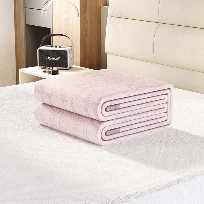 91家纺网 家纺一手货源 找家纺 爱宝被业 2024新款冰丝凉席提花刺绣字母款 粉