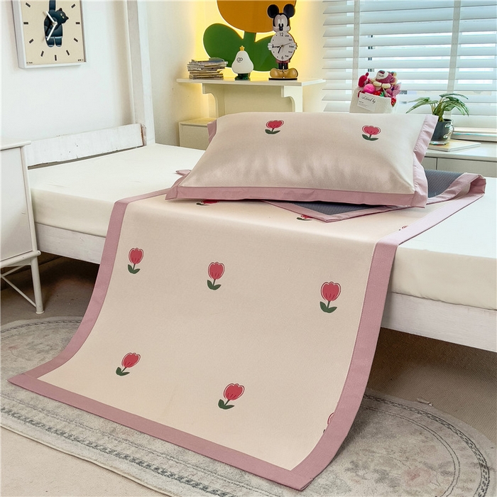 91家纺网 家纺一手货源 找家纺 孩子王家纺 2024新款凉感卡通冰丝席-学生款 粉嫩小郁金