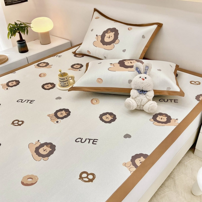 91家纺网 家纺一手货源 找家纺 全季家居 2024新款5A抗菌小清新数码印花冰藤席 床席款-小狮子