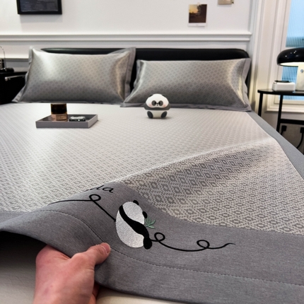 91家纺网 家纺一手货源 找家纺 （总）孩子王家纺 2024新款简格刺绣熊猫款系列冰丝凉席