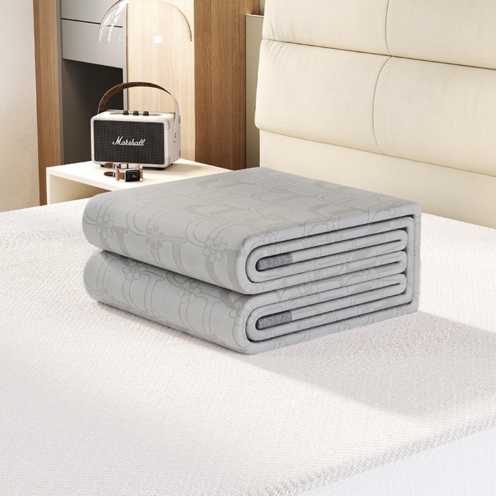 91家纺网 家纺一手货源 找家纺 爱宝被业 2024新款冰丝凉席提花刺绣字母款 深灰