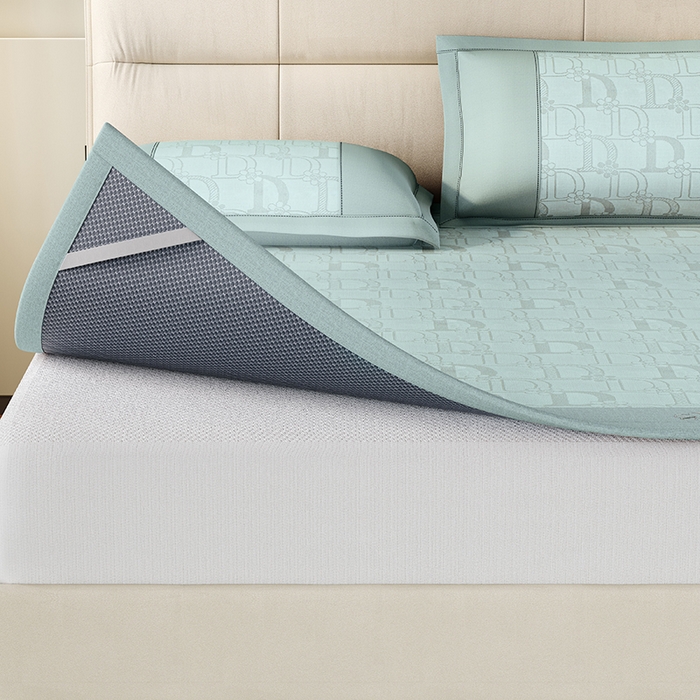 91家纺网 家纺一手货源 找家纺 爱宝被业 2024新款冰丝凉席提花刺绣字母款 蓝