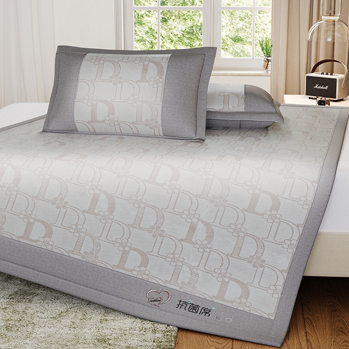 91家纺网 家纺一手货源 找家纺 爱宝被业 2024新款冰丝凉席提花刺绣字母款 深灰