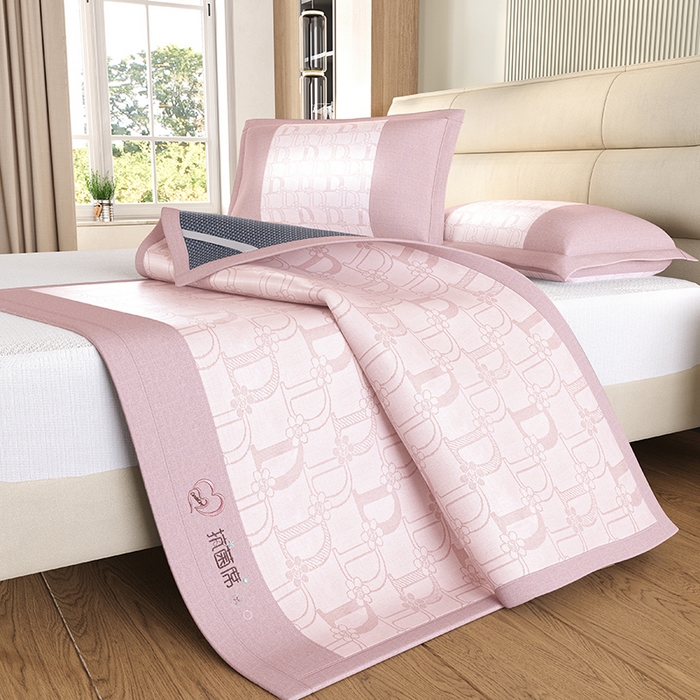 91家纺网 家纺一手货源 找家纺 爱宝被业 2024新款冰丝凉席提花刺绣字母款 粉