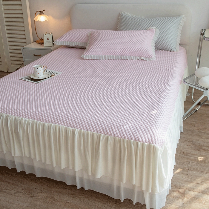 91家纺网 家纺一手货源 找家纺 青雅席业 2025新款蕾丝花边床单款凉豆豆快速冰感凉席三件套 豆豆粉