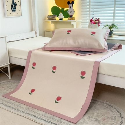 91家纺网 家纺一手货源 找家纺 孩子王家纺 2024新款凉感卡通冰丝席-学生款 粉嫩小郁金