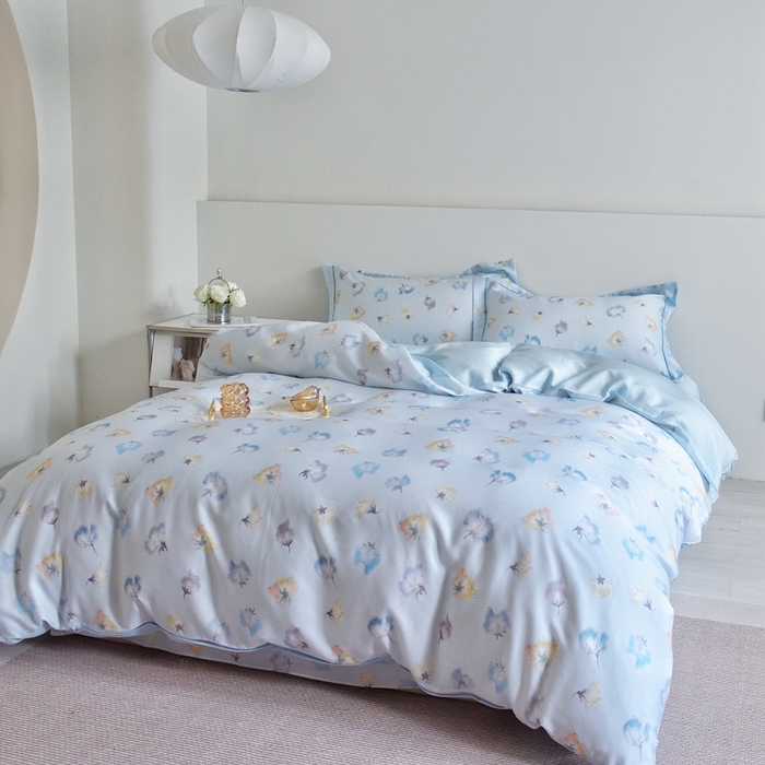 91家纺网 家纺一手货源 找家纺 氧家 2025新款莱赛尔天丝数码印花四件套宽边断角工艺（礼盒装）香微蓝