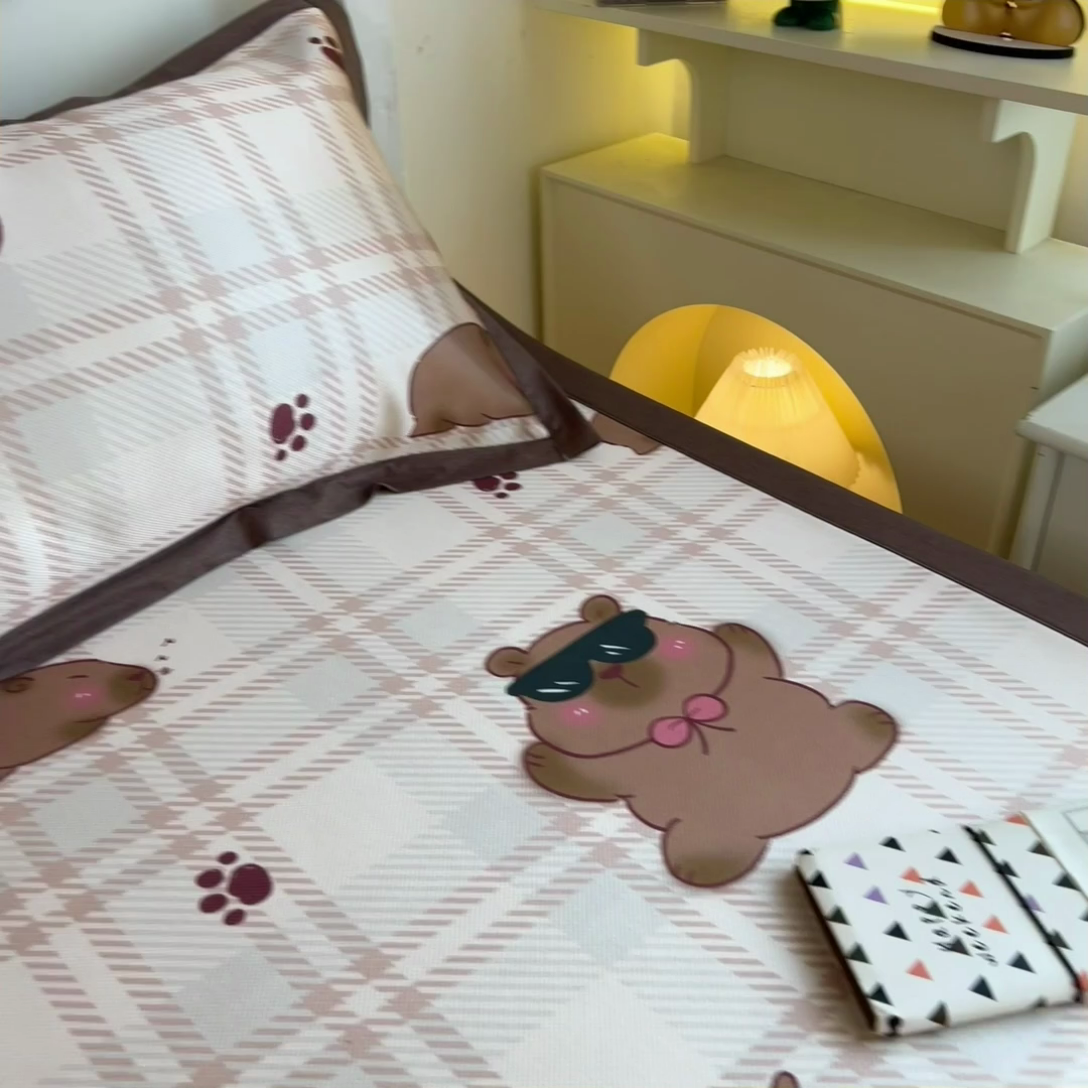 91家纺网 家纺一手货源 找家纺 孩子王家纺 2024新款凉感卡通冰丝席-学生款 呆萌水豚