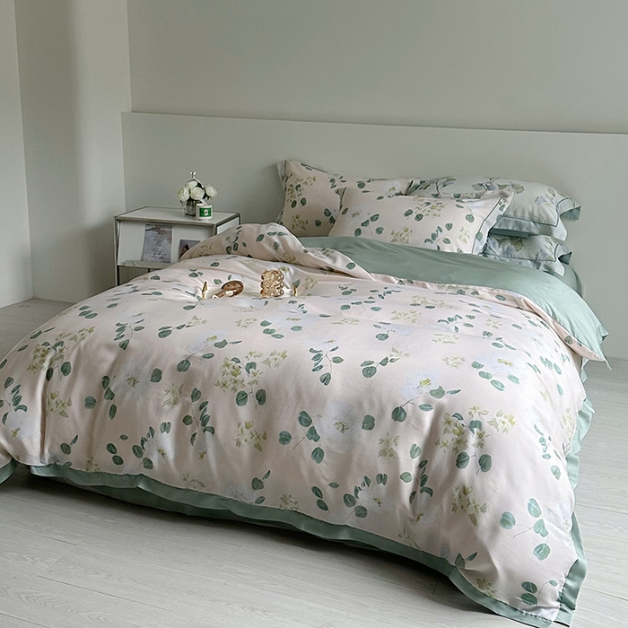 91家纺网 家纺一手货源 找家纺 氧家 2025新款莱赛尔天丝数码印花四件套宽边断角工艺（礼盒装）伊美莎粉