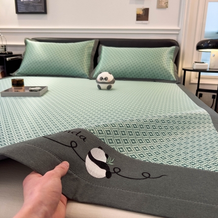 91家纺网 家纺一手货源 找家纺 （总）孩子王家纺 2024新款简格刺绣熊猫款系列冰丝凉席