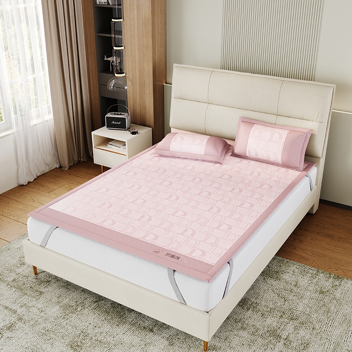 91家纺网 家纺一手货源 找家纺 爱宝被业 2024新款冰丝凉席提花刺绣字母款 粉