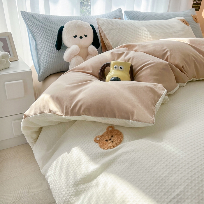 91家纺网 家纺一手货源 找家纺 慕尚 2025新款全棉华夫格毛巾绣四件套 华夫格小熊仔白咖