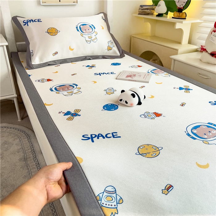 91家纺网 家纺一手货源 找家纺 孩子王家纺 2024新款凉感卡通冰丝席-学生款 遨游宇航熊