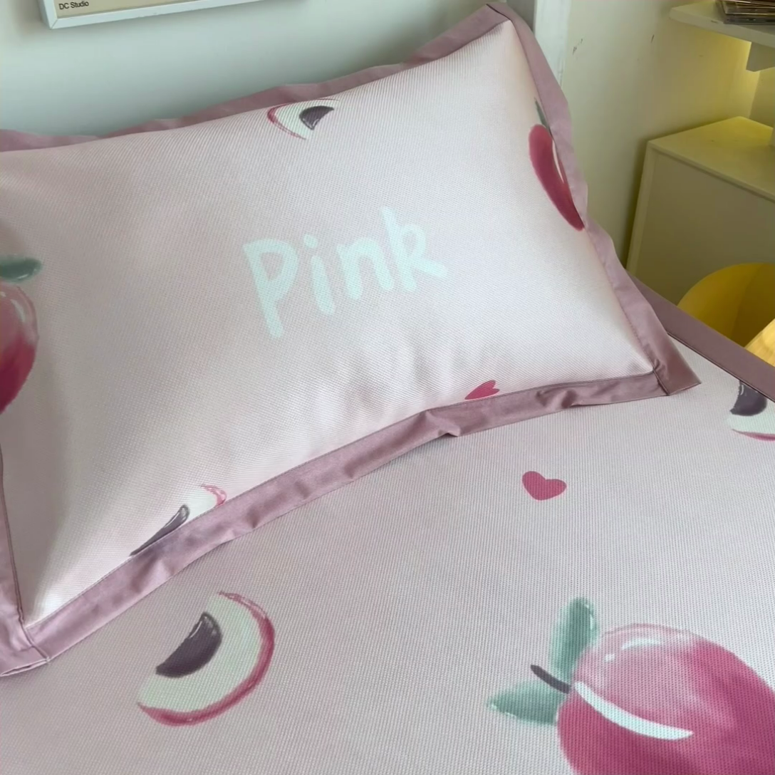 91家纺网 家纺一手货源 找家纺 孩子王家纺 2024新款凉感卡通冰丝席-学生款 粉桃桃