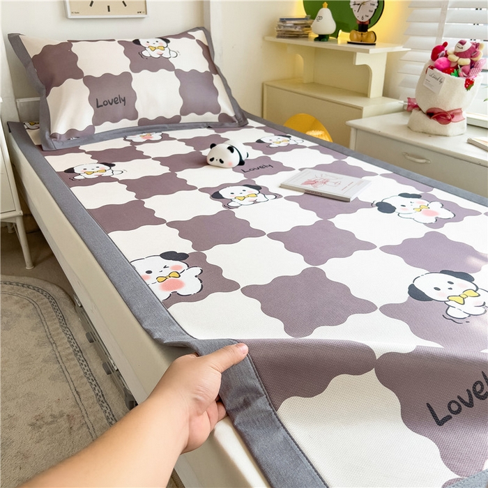 91家纺网 家纺一手货源 找家纺 孩子王家纺 2024新款凉感卡通冰丝席-学生款 雀跃小方狗