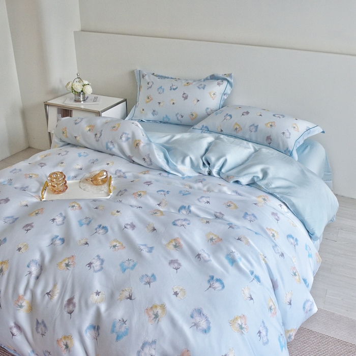 91家纺网 家纺一手货源 找家纺 氧家 2025新款莱赛尔天丝数码印花四件套宽边断角工艺（礼盒装）香微蓝