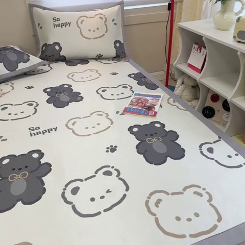 91家纺网 家纺一手货源 找家纺 2025新款慕尚600D数码印花冰丝凉席 脚印熊