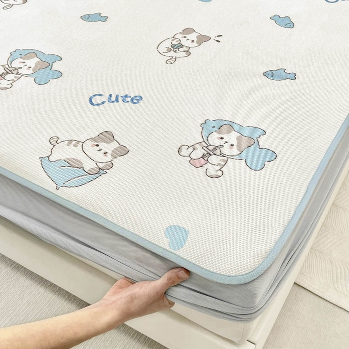 91家纺网 家纺一手货源 找家纺 全季家居 2024新款5A抗菌小清新数码印花冰藤席 床笠款-猫猫鱼