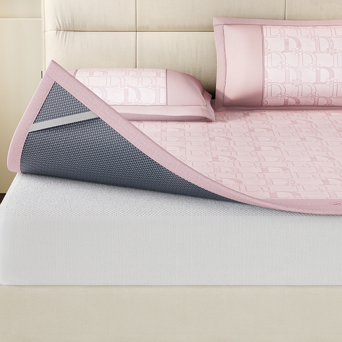 91家纺网 家纺一手货源 找家纺 爱宝被业 2024新款冰丝凉席提花刺绣字母款 粉