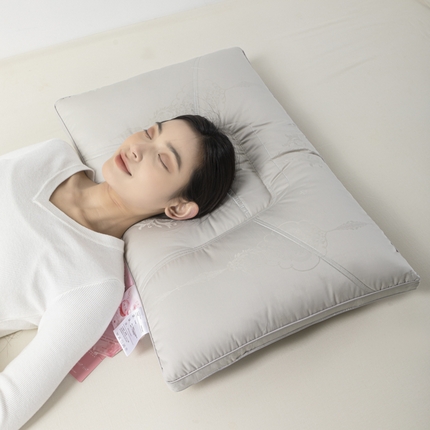 91家纺网 家纺一手货源 找家纺 （总）麦肯锡 2024新款燕窝尊贵轻奢枕-模特图