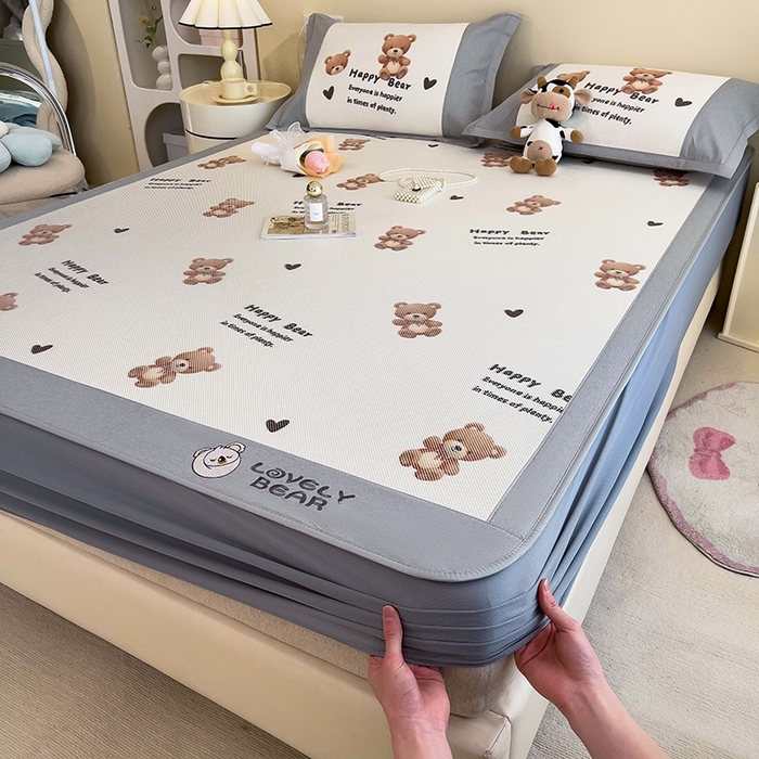 91家纺网 家纺一手货源 找家纺 全季家居 2024新款A类抗菌数码印花冰藤席三件套 床笠款-爱心熊