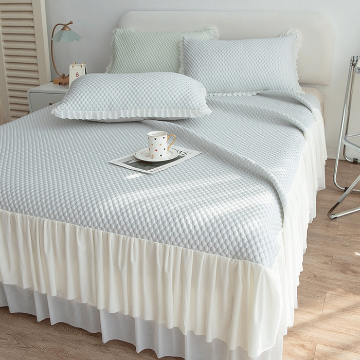 91家纺网 家纺一手货源 找家纺 青雅席业 2025新款蕾丝花边床单款凉豆豆快速冰感凉席三件套 豆豆灰