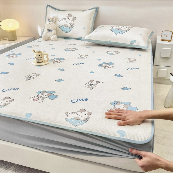 91家纺网 家纺一手货源 找家纺 全季家居 2024新款5A抗菌小清新数码印花冰藤席 床笠款-猫猫鱼