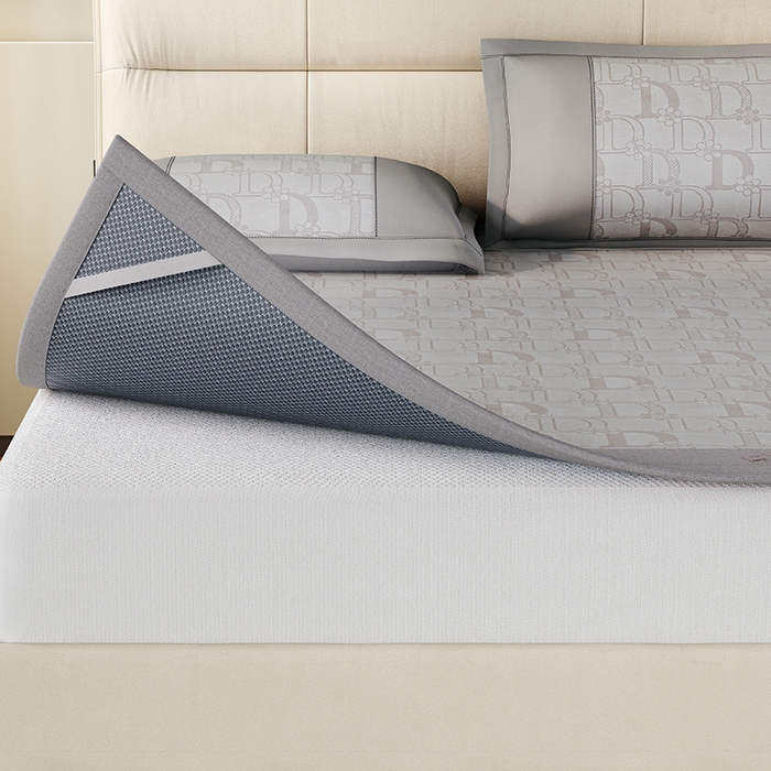 91家纺网 家纺一手货源 找家纺 爱宝被业 2024新款冰丝凉席提花刺绣字母款 深灰