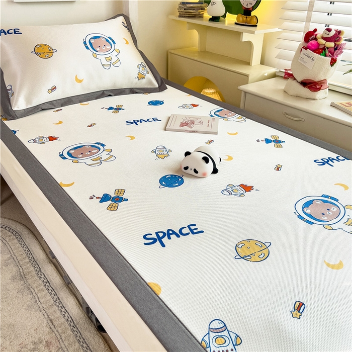 91家纺网 家纺一手货源 找家纺 孩子王家纺 2024新款凉感卡通冰丝席-学生款 遨游宇航熊